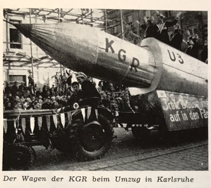 Umzugwagen bei Karlsruher Fastnachtumzug