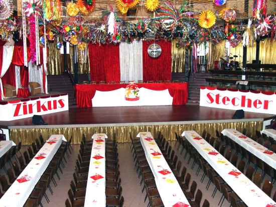 Hallendekoration zum Karneval mit dem Motto Zirkus