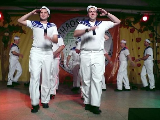 Männerballet beim Auftritt