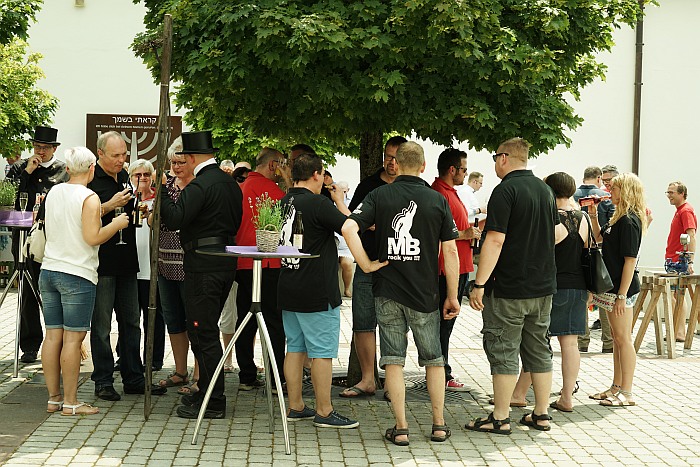Männerballett beim Feiern