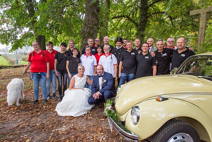 Gruppenfoto mit Brautpaar