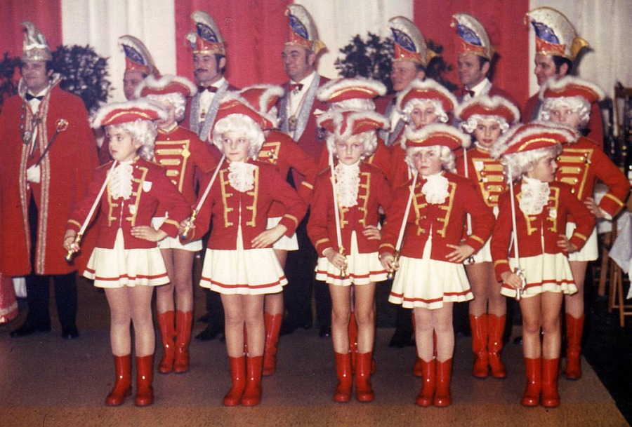 1972 - ein Teil der Kindergarde beim Krönungsball