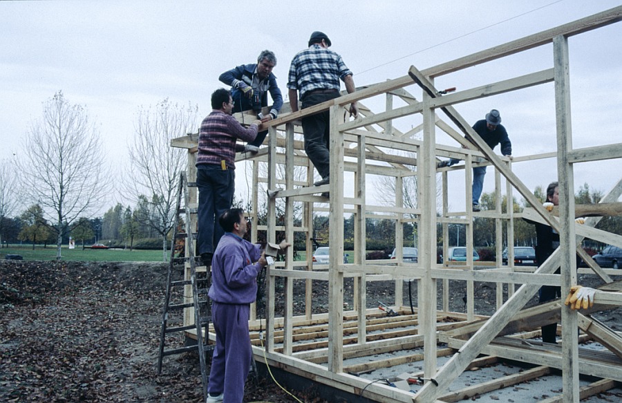 Helmut Wolff, Josef Wolff, Helmut Niebergall und Walter Hengen beim Aufstellen der Hütte