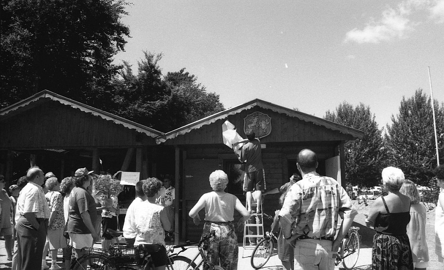 Enthüllung des von Heinz Müller geschnitzten Stecher-Wappens